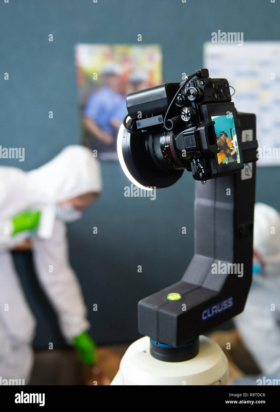 17 décembre 2018, Hessen, Gießen : une scène de crime l'appareil photo enregistre une scène de crime fictive au cours d'une conférence de presse au siège de la police dans la Hesse. La scène du crime est conçue pour offrir une visite virtuelle à 360 degrés d'une scène de crime et d'aider à résoudre des crimes. Photo : Silas Stein/dpa Banque D'Images