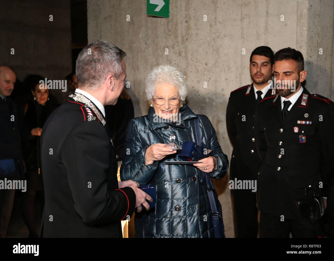 Foto Stefano Porta - LaPresse 17/12/2018 Milano ( Italia ) Visita dei Carabinieri al Memoriale della Shoah, con Liliana Segre al Binario 21 Nella foto : Liliana Segre lit un regalo Carabinieri dai Banque D'Images