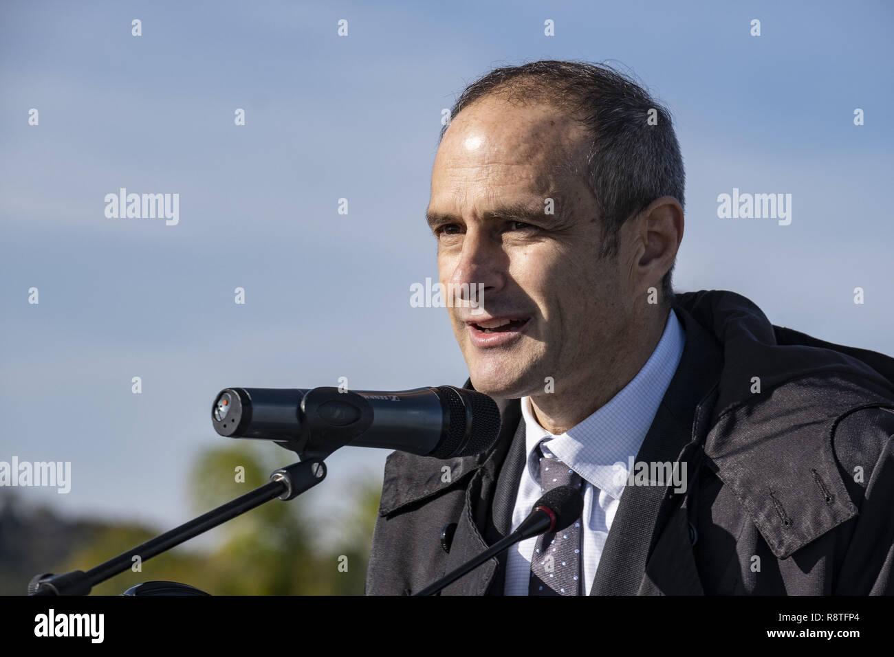 Barcelone, Catalogne, Espagne. 25Th Dec 2018. David Pino, Chef de la planification et de la gestion technique du Port de Barcelone vu parlant lors de la cérémonie d'ouverture de la nouvelle Trencaones.Le port de Barcelone ouvre la nouvelle promenade Passeig Del Trecaones et génère 36 000 m2 de nouveaux espaces publics. Marina Vela, le partenaire privé du Port de Barcelone, a investi 30 millions d'euros dans le nouveau complexe sportif avec la capacité de 356 bateaux, 222 d'entre eux sont à sec automatisé marine. Credit : Paco Freire SOPA/Images/ZUMA/Alamy Fil Live News Banque D'Images