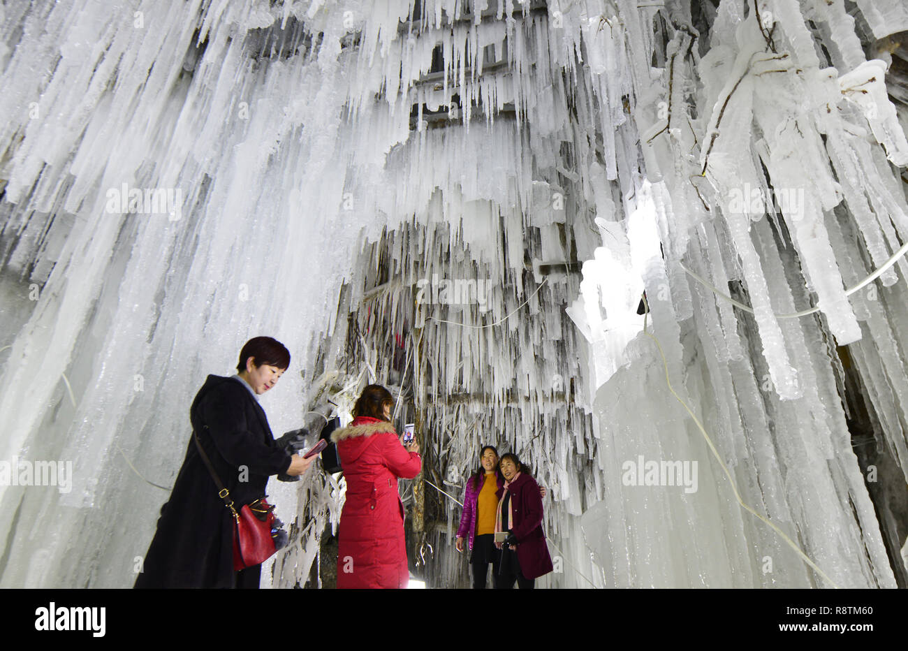 La Chine Linxia, Province de Gansu. Dec 16, 2018. Les touristes de prendre des photos en face de glaçons à Dadunxia scenic spot dans la préfecture autonome hui Linxia, nord-ouest de la Chine, la province de Gansu, le 16 décembre 2018. Credit : Shi Youdong/Xinhua/Alamy Live News Banque D'Images