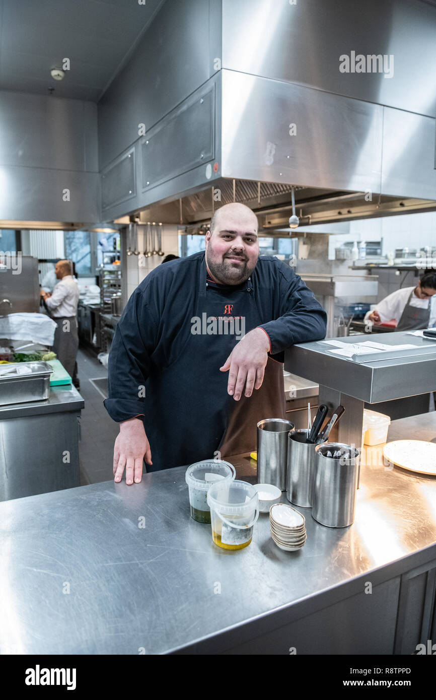 Berlin, Allemagne. Dec 18, 2018. Davide Mazzarella, nouveau chef à l'hôtel de Rome, est dans la cuisine de l'hôtel 4 étoiles. Crédit : Paul Zinken/dpa/Alamy Live News Banque D'Images