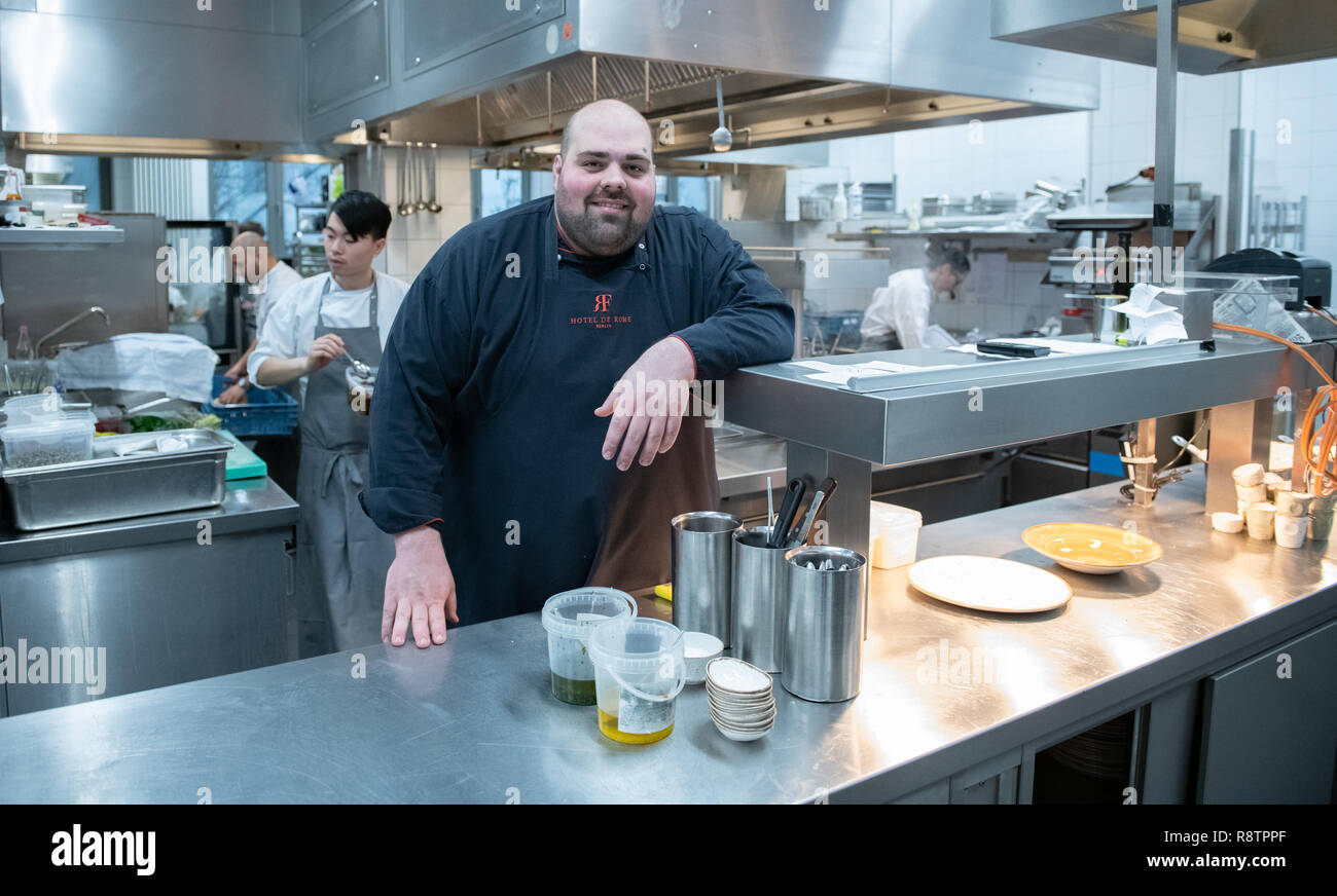 Berlin, Allemagne. Dec 18, 2018. Davide Mazzarella, nouveau chef à l'hôtel de Rome, est dans la cuisine de l'hôtel 4 étoiles. Crédit : Paul Zinken/dpa/Alamy Live News Banque D'Images