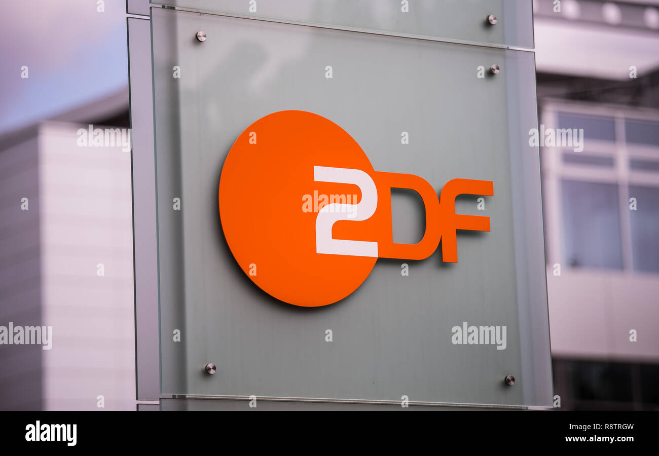 Mainz, Allemagne. Août 31, 2018. La ZDF logo est attaché à l'extérieur de  la zone sur l'Stehle. La deuxième chaîne de télévision allemande (ZDF) est  l'un des plus importants radiodiffuseurs publics en