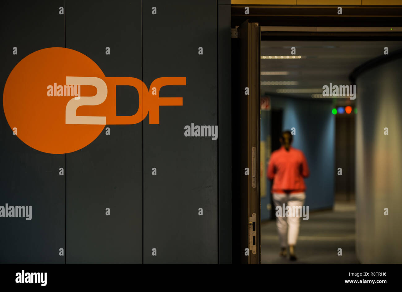 Mainz, Allemagne. 06Th Nov, 2018. La ZDF logo peut être vu sur un mur dans  le bâtiment de la radiodiffusion. La deuxième chaîne de télévision allemande  (ZDF) est l'un des plus importants
