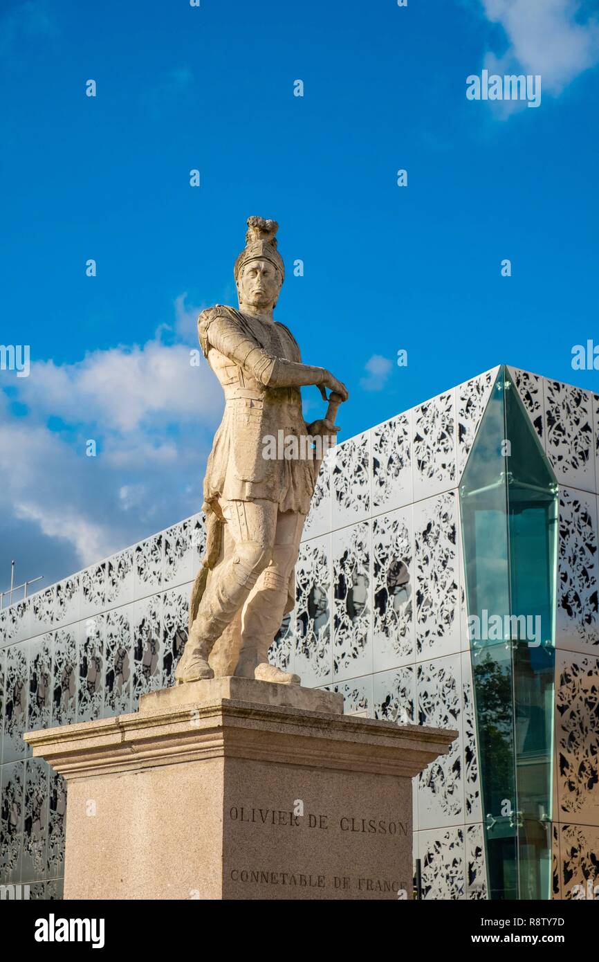 France, Loire Atlantique, Nantes, statue d'Olivier de Clisson, connétable de France 1336, 1407 et de la rue de Sully, conseil général par le cabinet d'architectes Forma 6 panneaux, conçu par Béatrice Dacher (label Haute Qualité Environnementale ou HQE) Banque D'Images France, Loire Atlantique, Nantes, statue d'Olivier de Clisson, connétable de France 1336, 1407 et de la rue de Sully, conseil général par le cabinet d'architectes Forma 6 panneaux, conçu par Béatrice Dacher (label Haute Qualité Environnementale ou HQE) Banque D'Images