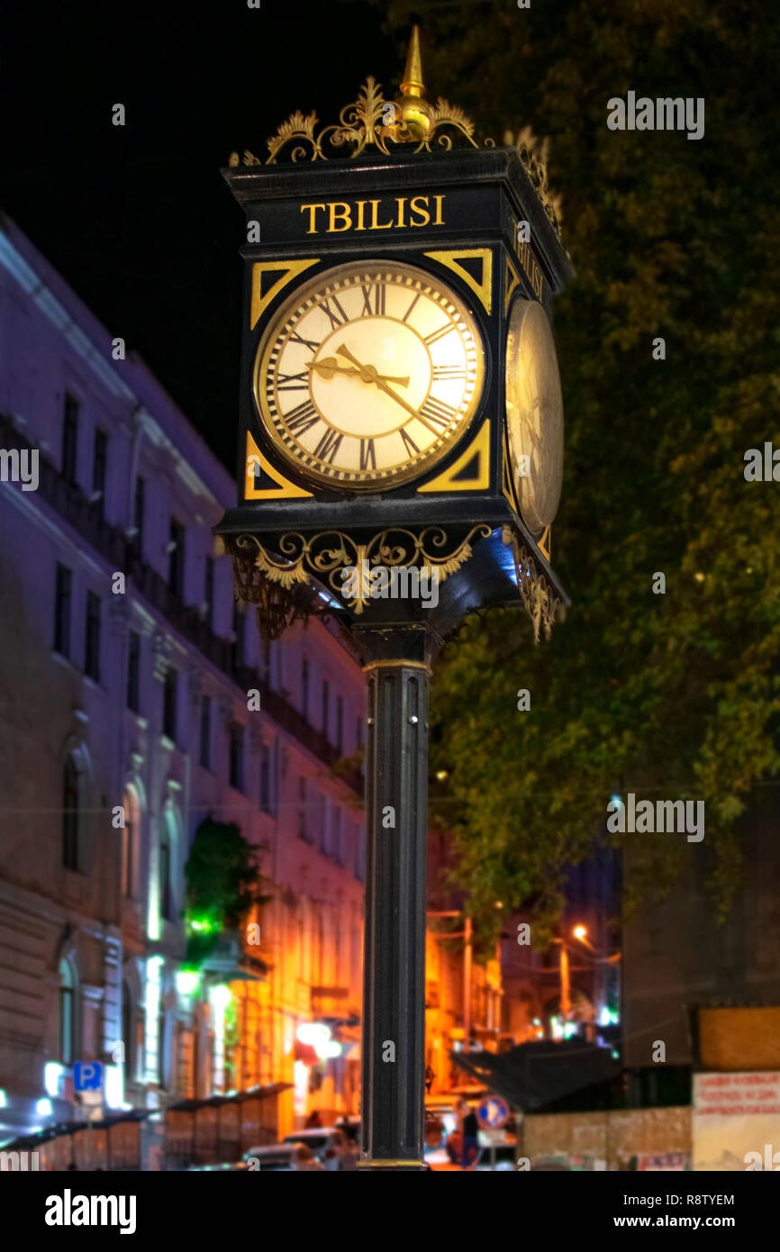 Vintage horloge de rue Shota Rustaveli Avenue à Tbilissi, Géorgie. La nuit Banque D'Images