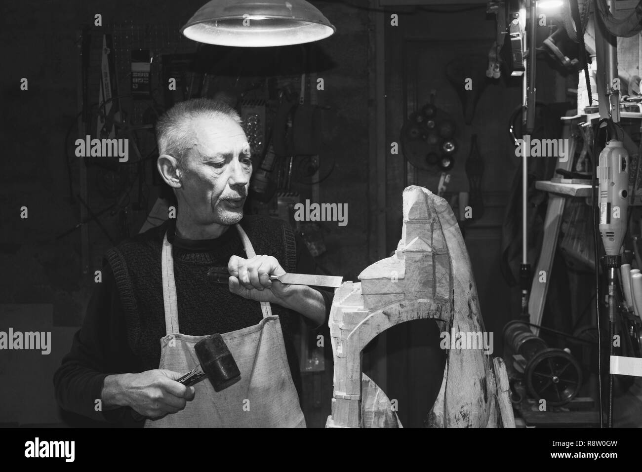 Maître-charpentier qui travaille dans son atelier de menuiserie, la photographie noir et blanc Banque D'Images