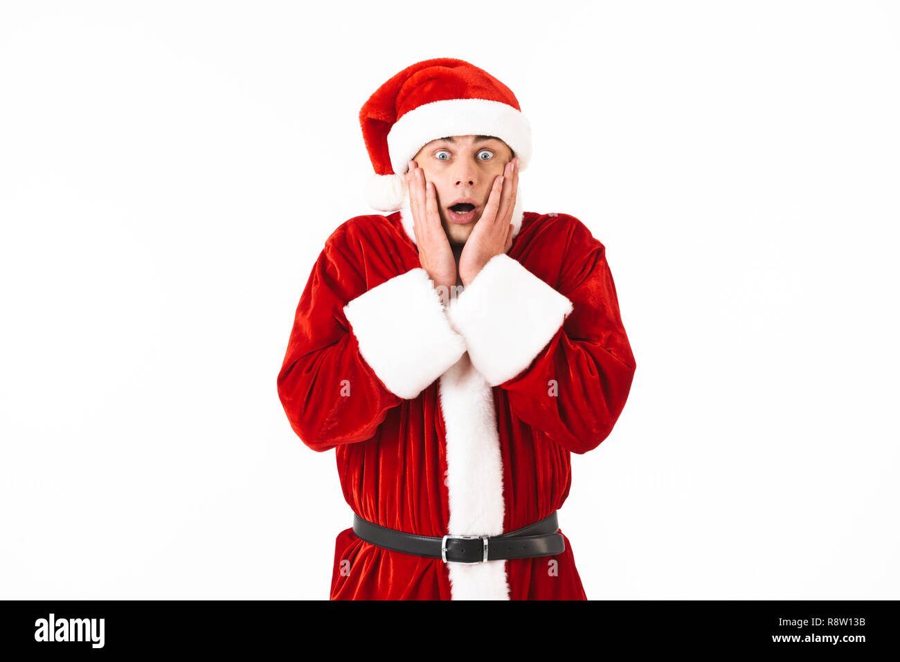 Portrait of man 30s en costume de Père Noël et red hat visage saisissant sur fond blanc isolé en studio Banque D'Images