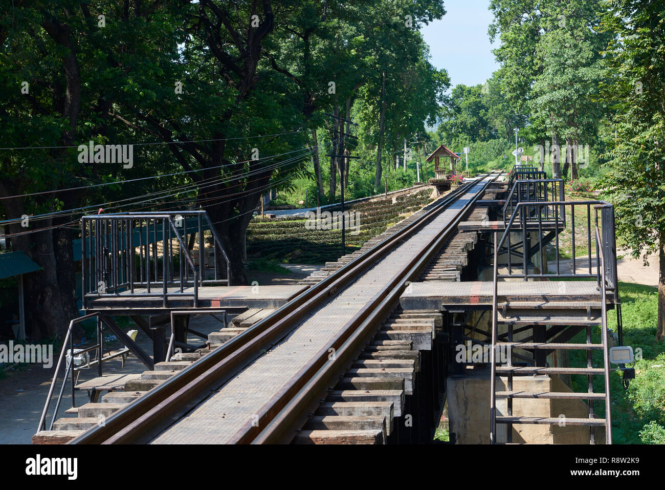 Les rails de chemin de fer sur le Siam-Burma Rivière Kwai à Kanchanaburi, Thaïlande. Le fameux pont est devenu une destination touristique pour le bien-doc Banque D'Images