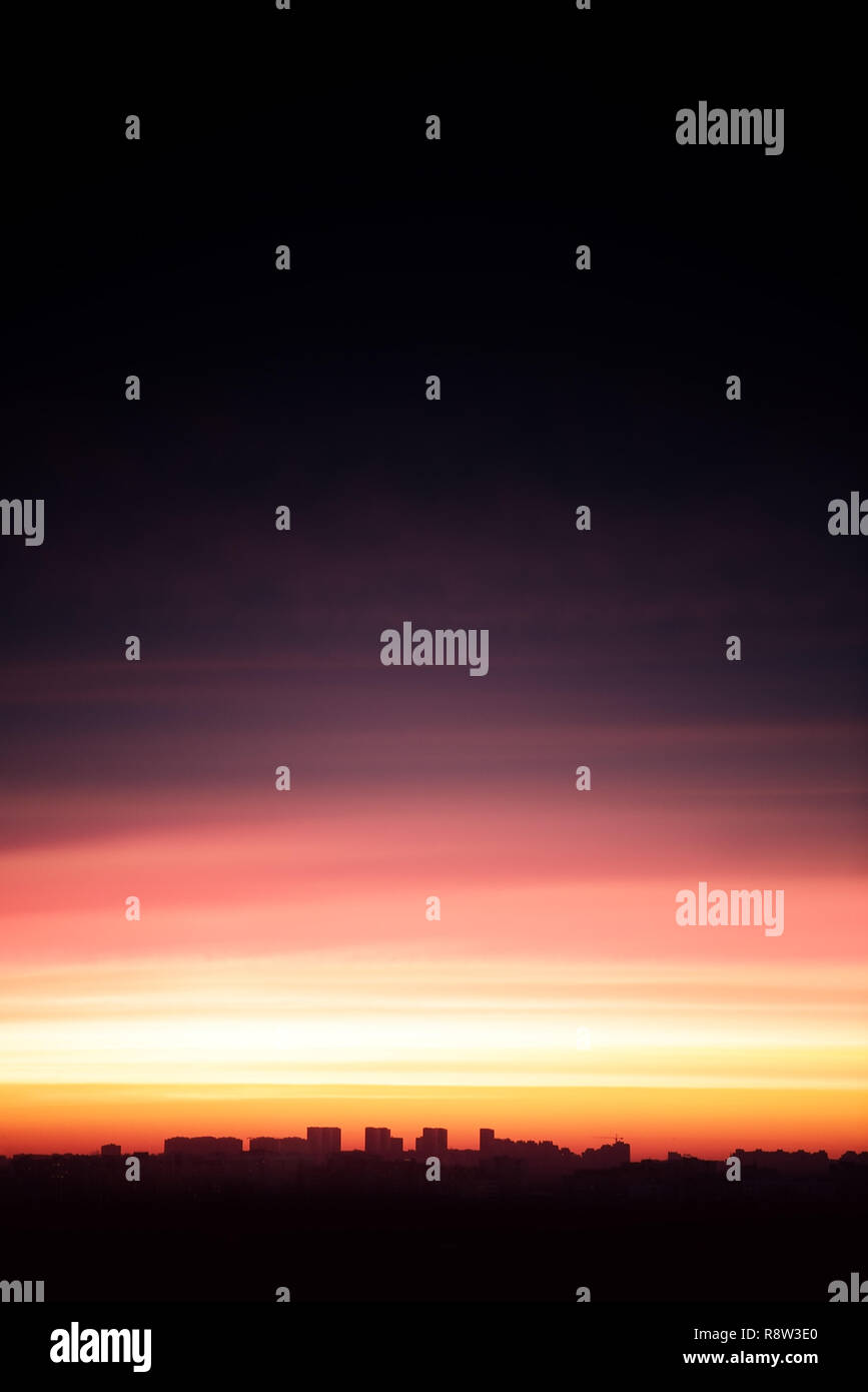Le contour de la ville contre le Ciel de coucher du soleil. Espace libre Banque D'Images