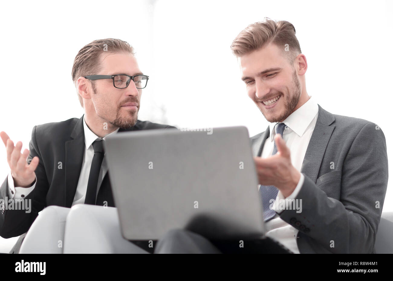Des collègues discutent de nouvelles informations Banque D'Images