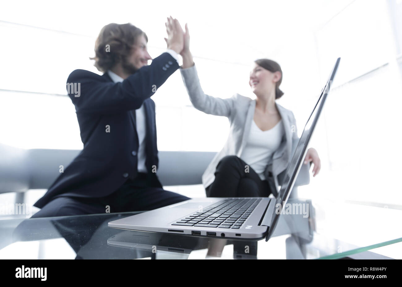 Ordinateur portable ouvert sur l'arrière-plan du bureau Banque D'Images