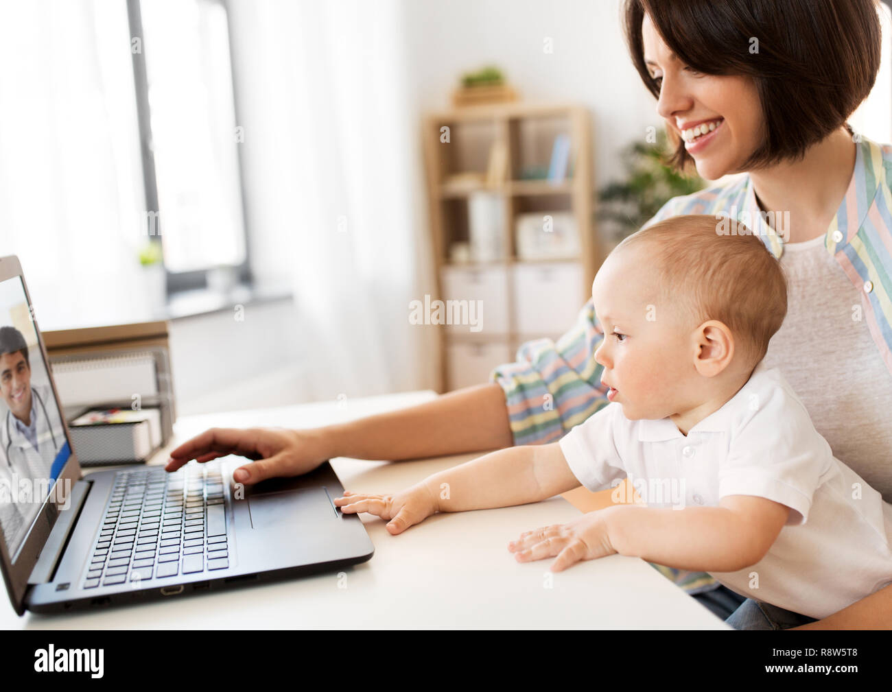 Maman Avec Bebe Chat Video Avec Medecin Photo Stock Alamy Maman Avec Bebe Chat Video Avec Medecin Photo Stock Alamy