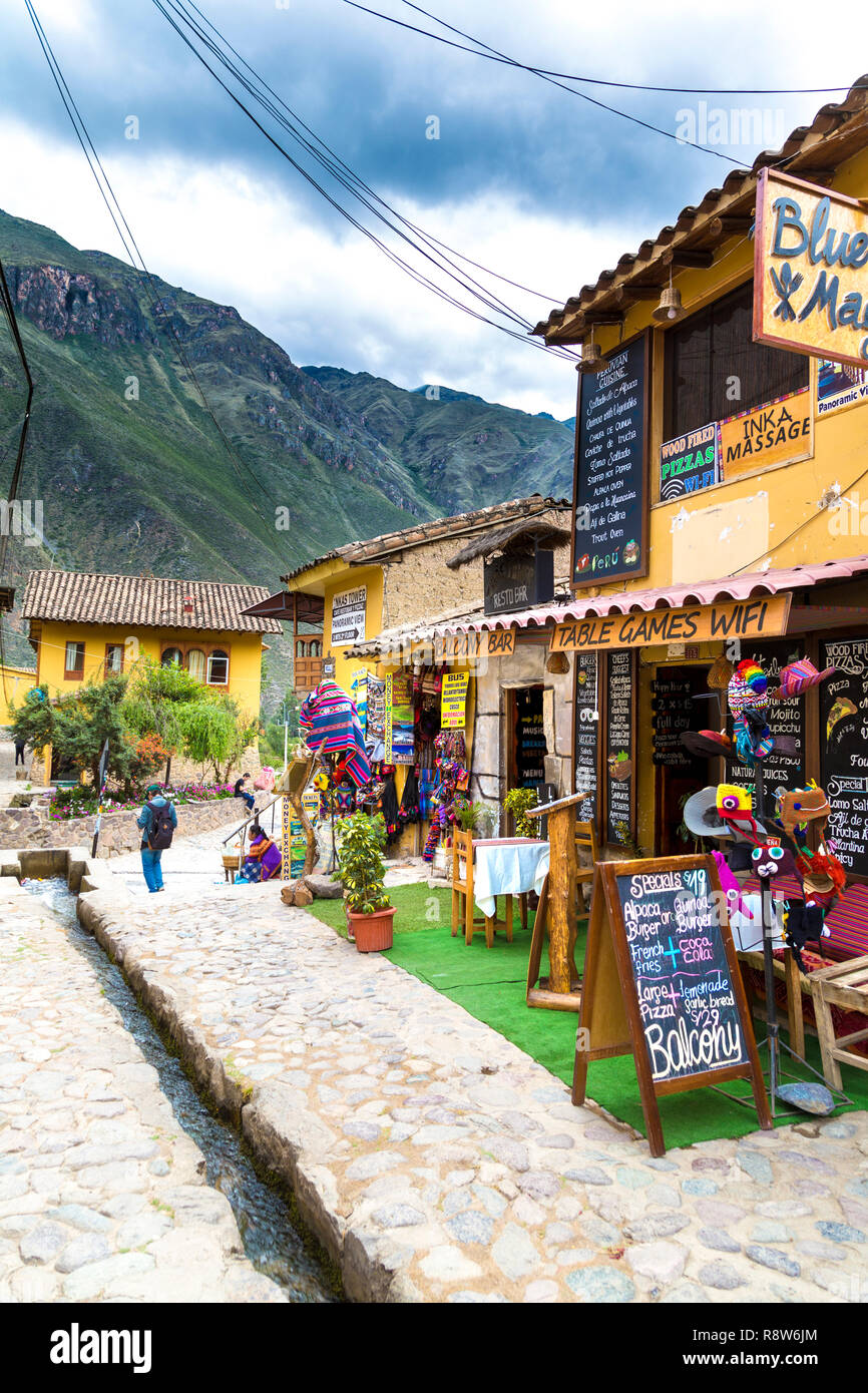 Boutiques et restaurants dans une rue de la ville d'Ollantaytambo, Vallée Sacrée, Pérou Banque D'Images