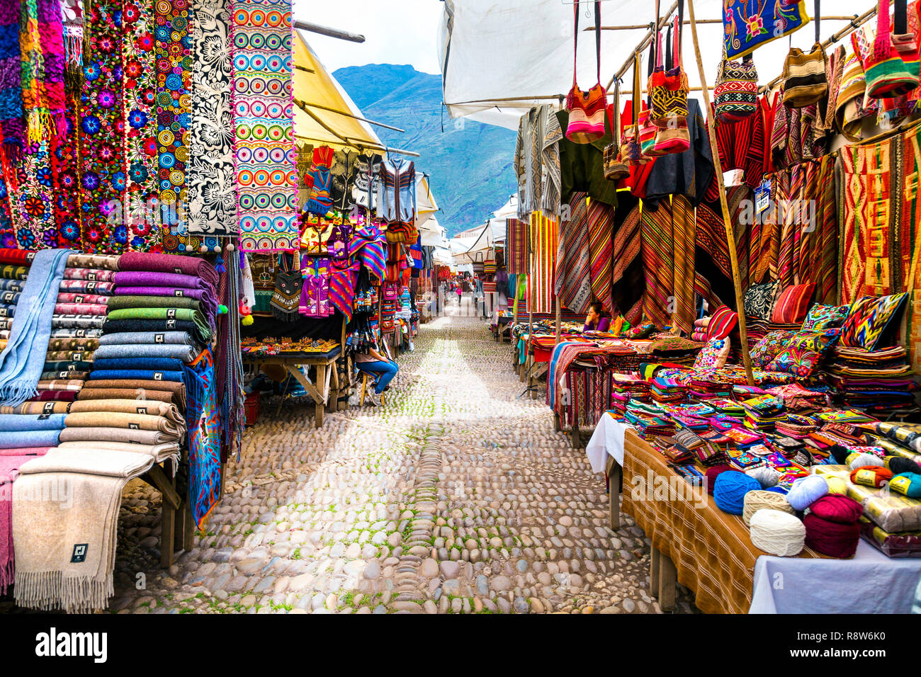 Avec le marché péruvien traditionnel coloré textiles dans la Vallée Sacrée, Pisac, Pérou Banque D'Images