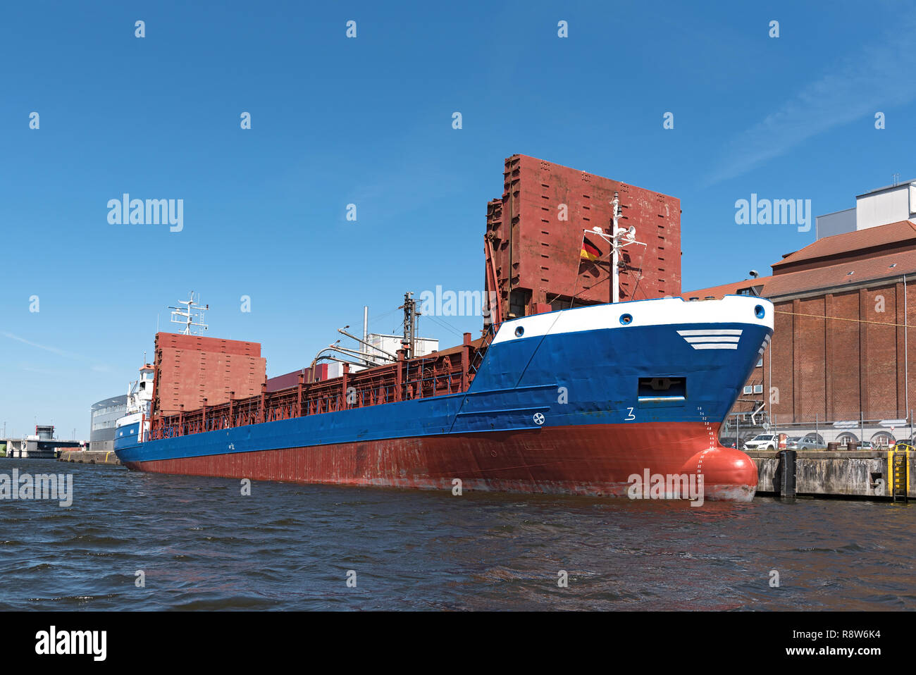 D'un cargo dans le port de luebeck, Allemagne Banque D'Images