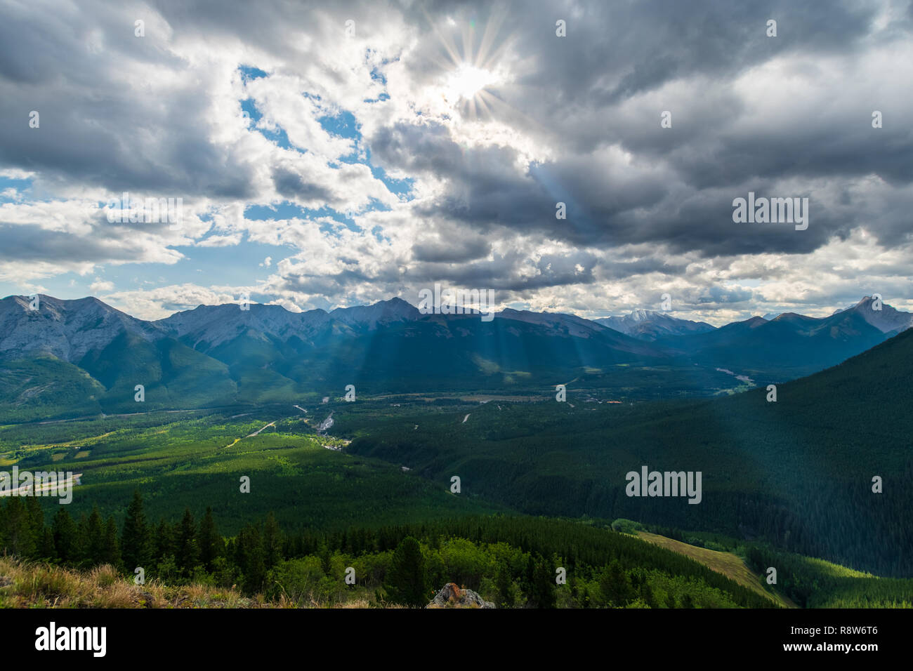 Les rayons de lumière avec vue sur les Montagnes Rocheuses Banque D'Images