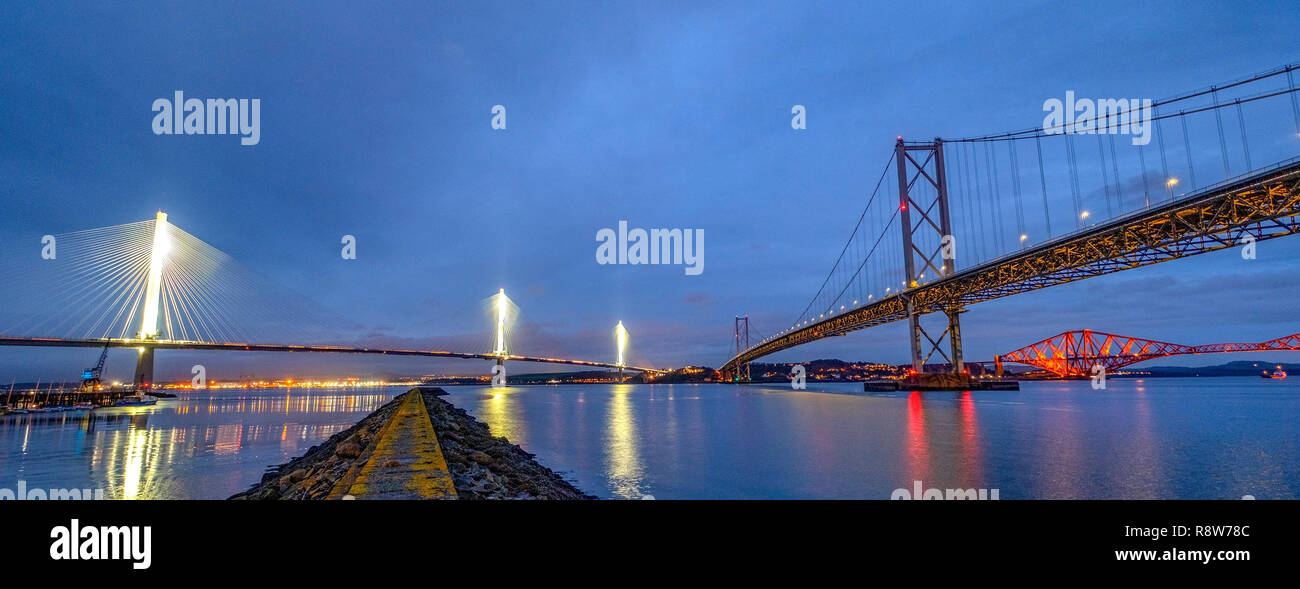 Voir à la tombée de la nouvelle Queensferry Crossing Bridge, pont de Forth Road et Forth Rail Bridge de Port Edgar South Queensferry. Banque D'Images