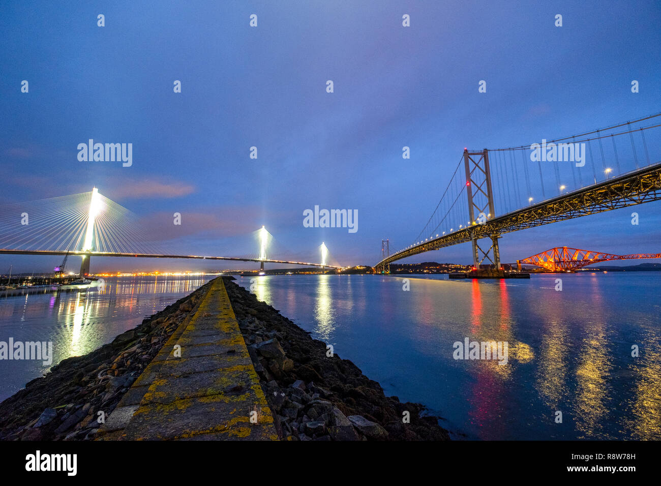 Voir à la tombée de la nouvelle Queensferry Crossing Bridge, pont de Forth Road et Forth Rail Bridge de Port Edgar South Queensferry. Banque D'Images