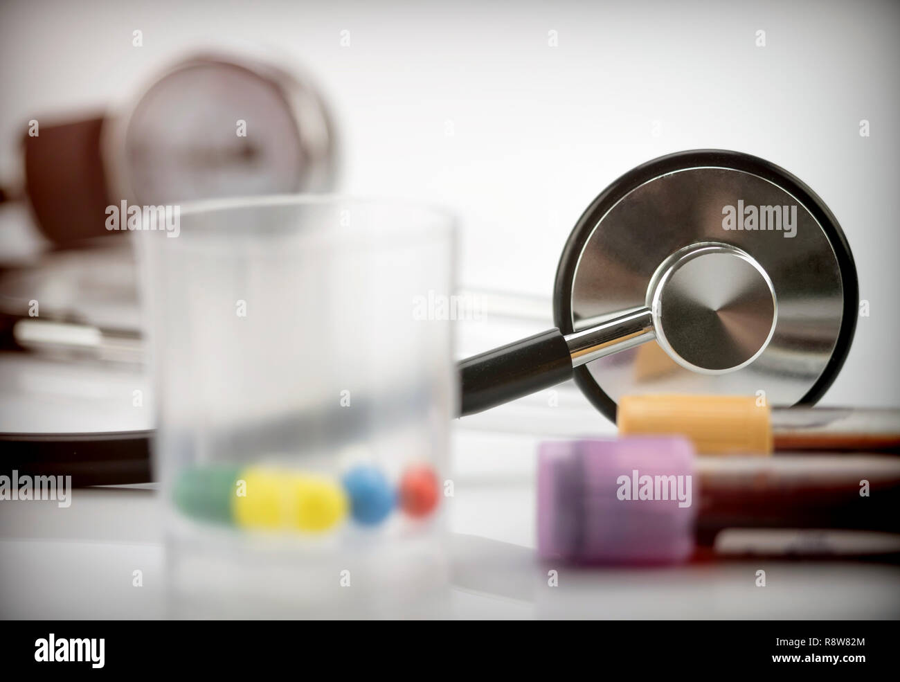 Stéthoscope et vaccin les flacons dans un hôpital, conceptual image Banque D'Images