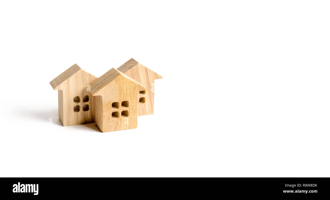 Figurines en bois de maisons sur un fond blanc. Copie du minimalisme et de l'espace. Les investissements dans les maisons et l'immobilier. concept de l'immobilier, logement, b Banque D'Images