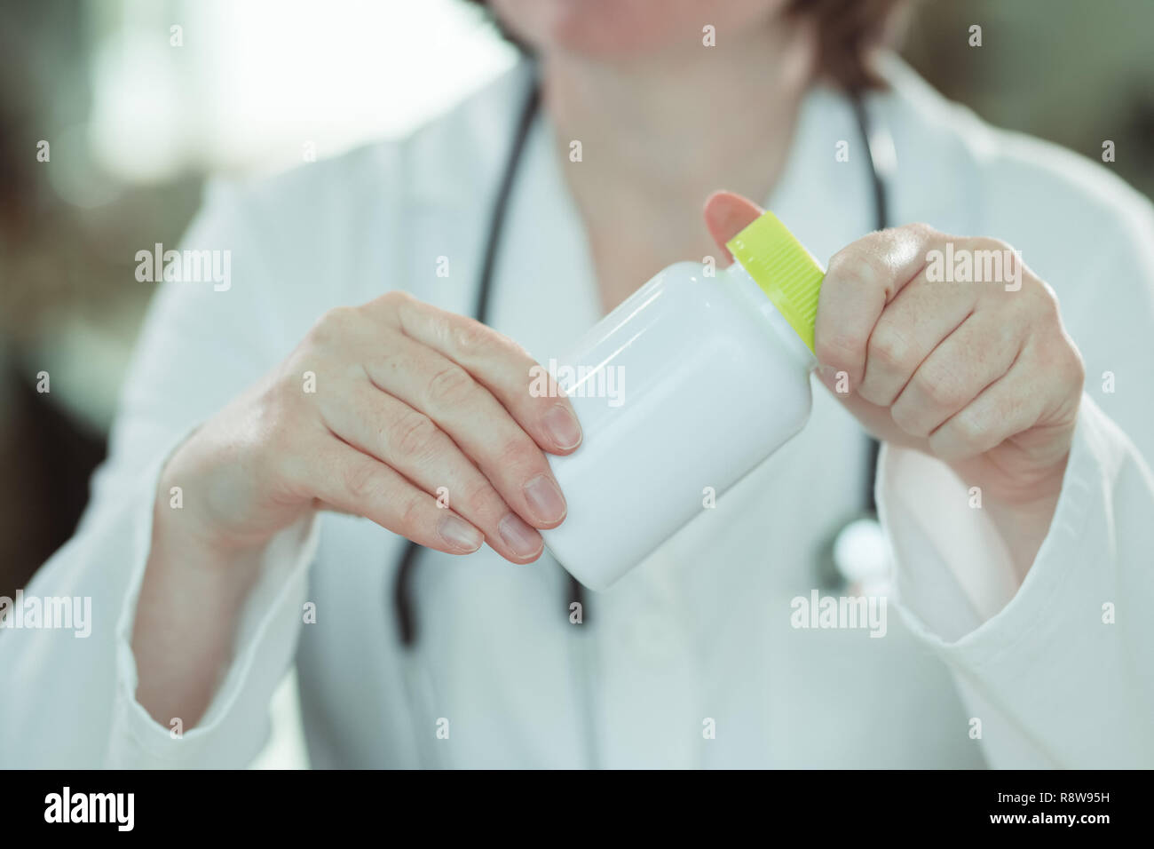 Female doctor holding bouteille de complément alimentaire dans un cabinet médical, Banque D'Images