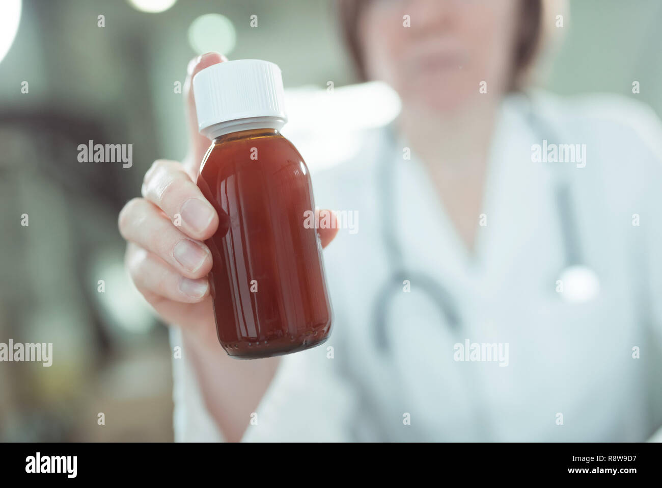 Pédiatre recommande le sirop de paracétamol pour le traitement médical des patients en pédiatrie bébé bureau médical, selective focus Banque D'Images