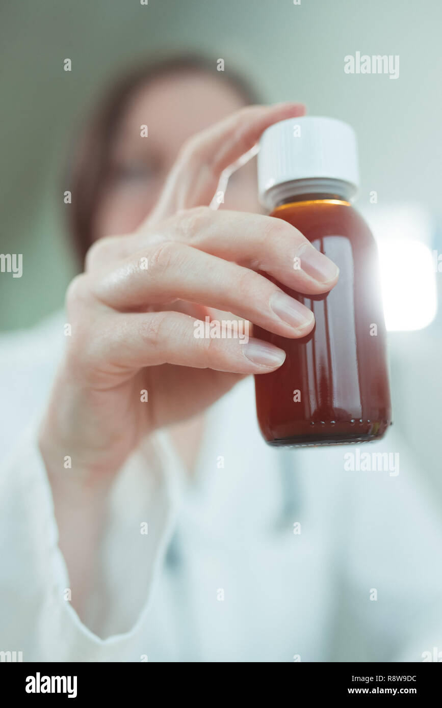 Pédiatre recommande le sirop de paracétamol pour le traitement médical des patients en pédiatrie bébé bureau médical, selective focus Banque D'Images