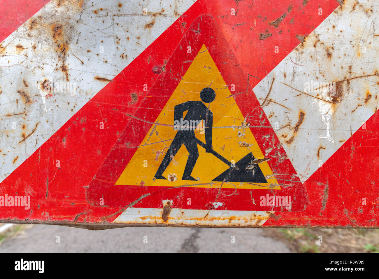 Signe de travaux routiers, signalisation trafic vieux métal Banque D'Images