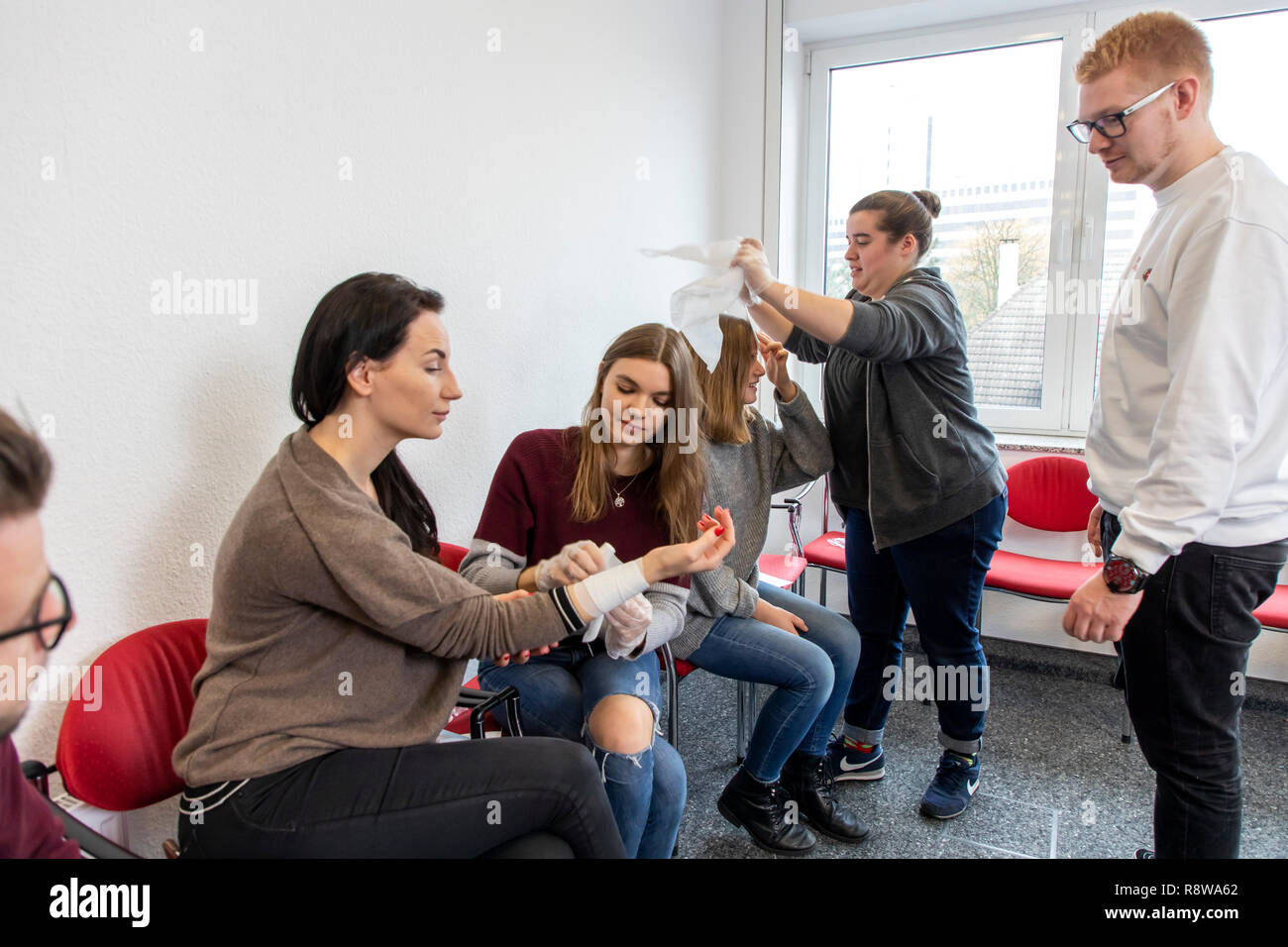 Cours de premiers soins, une formation aux premiers secours en cas d'urgence, d'urgence, la formation pratique, le pansement sur les blessures, Banque D'Images