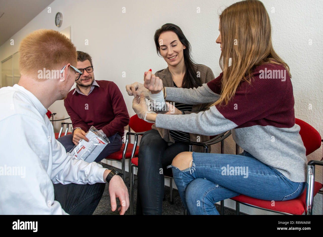 Cours de premiers soins, une formation aux premiers secours en cas d'urgence, d'urgence, la formation pratique, le pansement sur les blessures, Banque D'Images