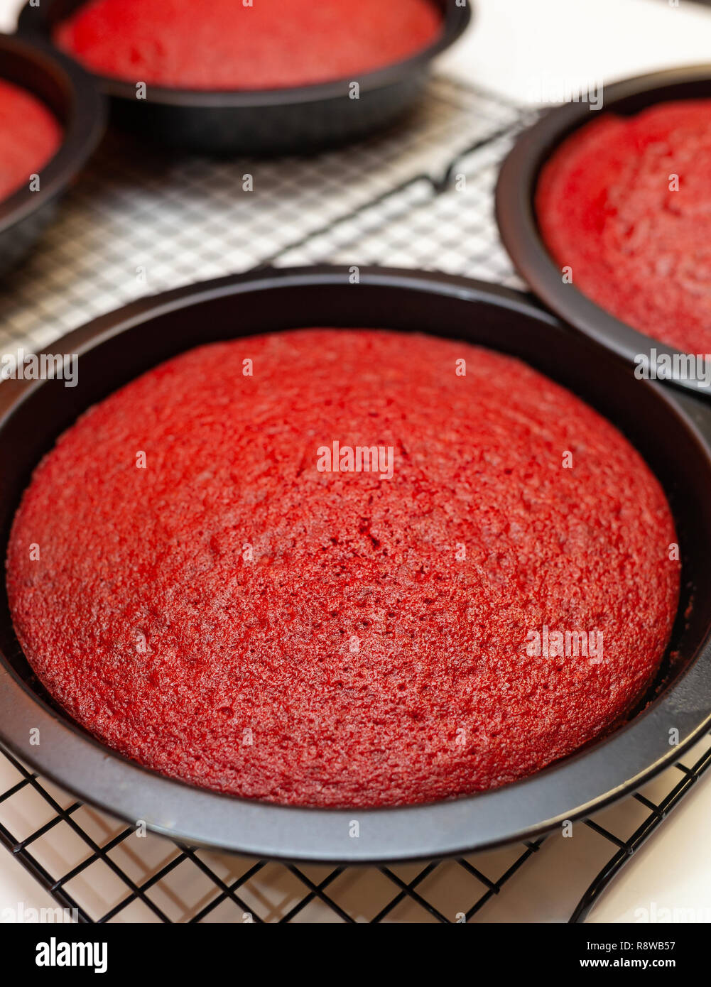 Pour gâteau Red Velvet Cake préparation. Banque D'Images