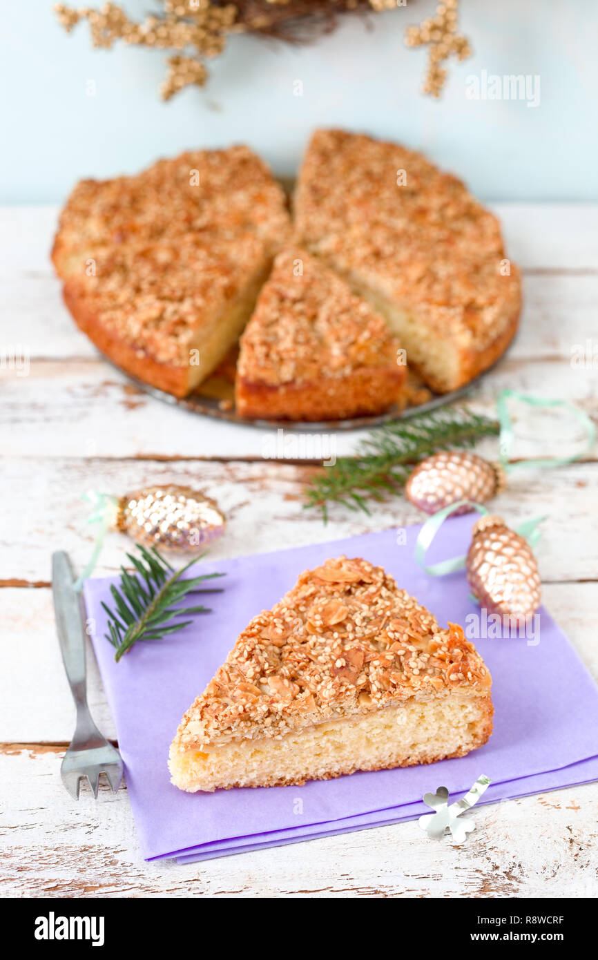 Gateau Au Miel Et Amandes Croute De Sesame Photo Stock Alamy