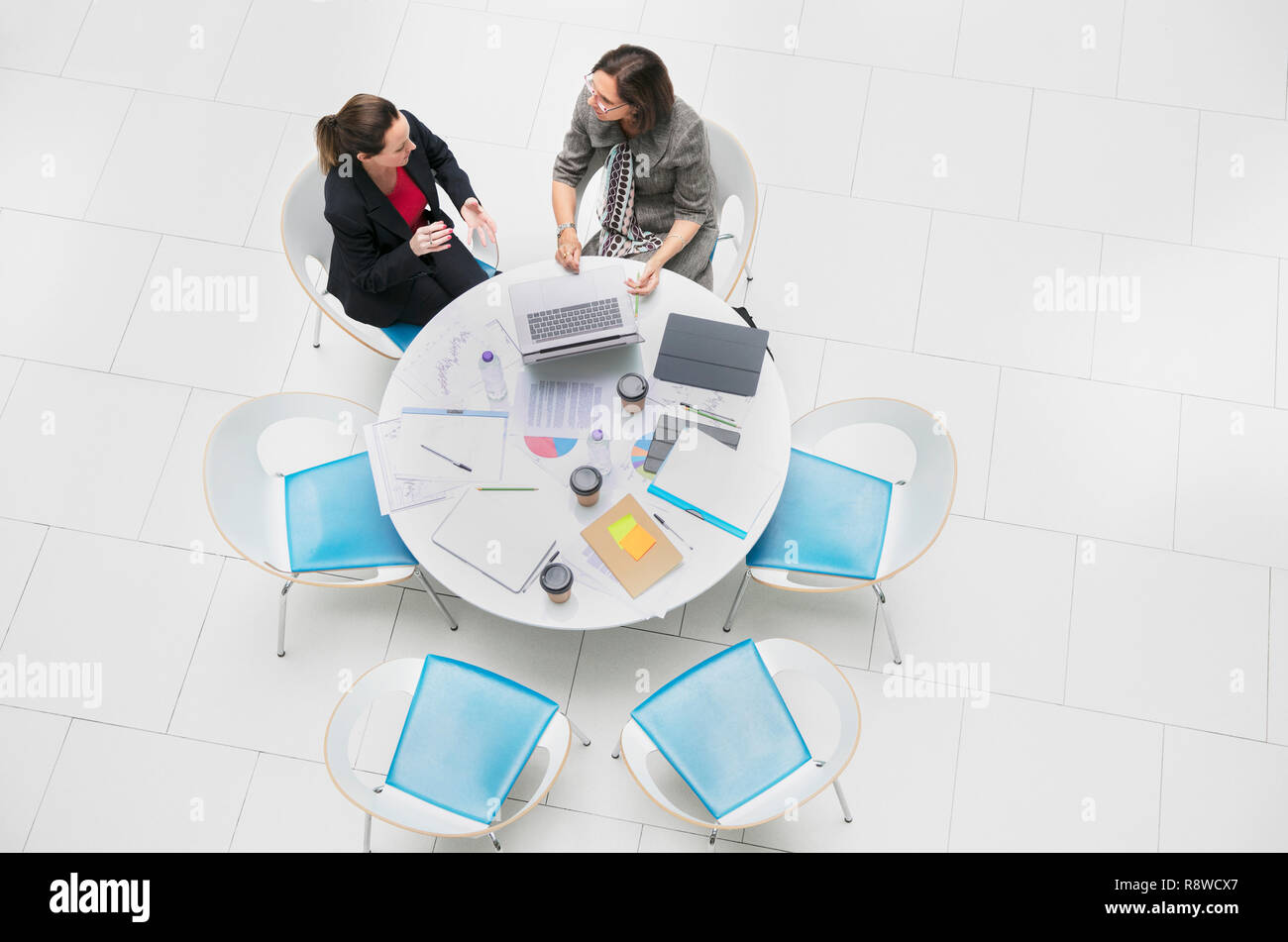 High angle view businesswomen talking, réunion à table ronde Banque D'Images
