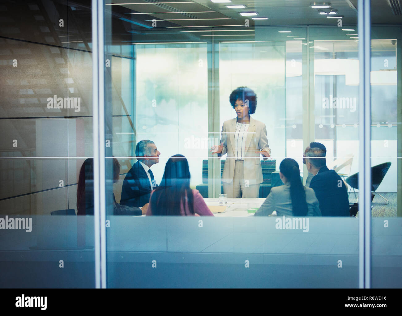 Businesswoman menant la salle de conférence réunion Banque D'Images