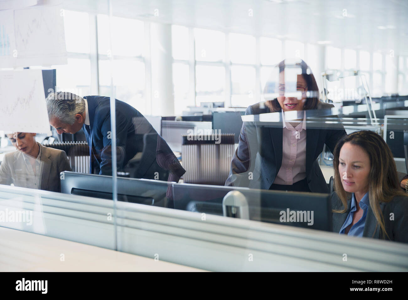 Businesswomen working at computers in office Banque D'Images