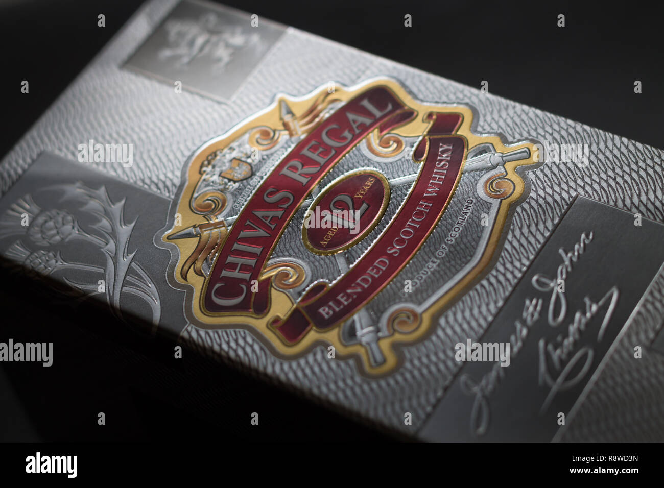 Chicago, IL, USA- 24 septembre 2016, Studio Shot d'une boîte d'un Chivas Regal sur fond noir, 12 ans whisky écossais pour un usage éditorial uniquement Banque D'Images