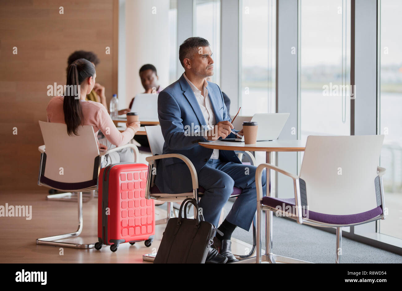 Thoughtful woman in airport business lounge Banque D'Images