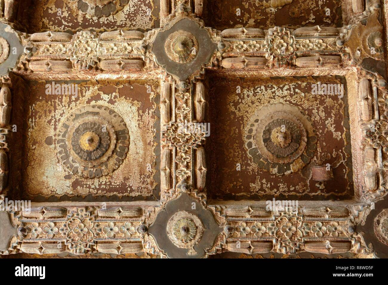 L'article d'une ancienne porte en bois en bois sculpté de la porte d'entrée Fort Mehrangarah Rajashan Inde Banque D'Images