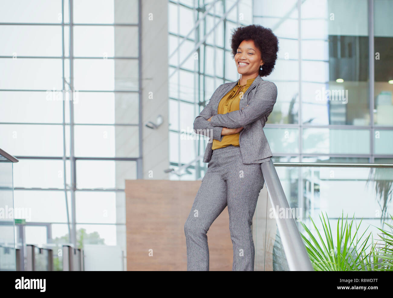 Portrait confiant, happy businesswoman Banque D'Images