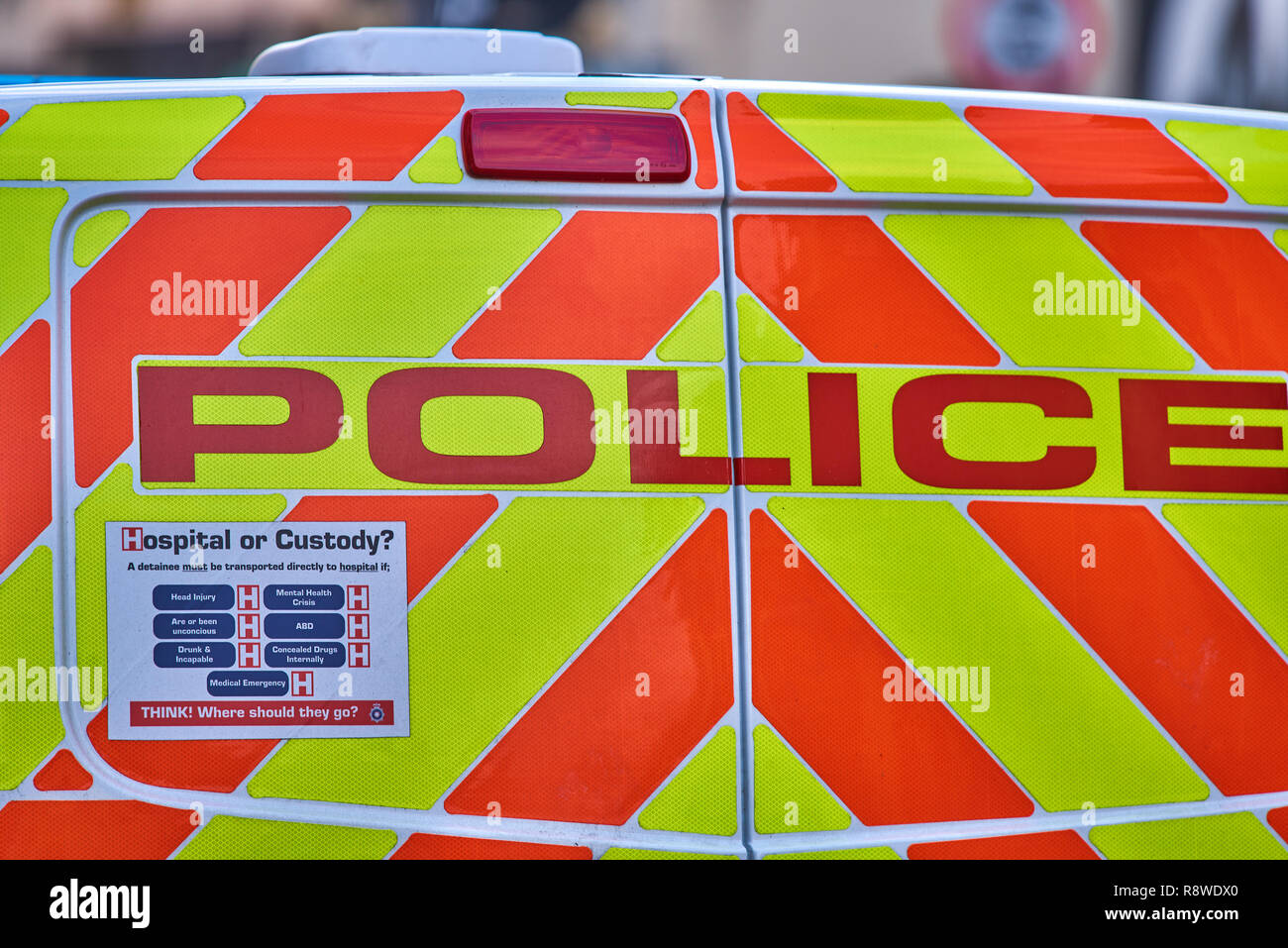 Véhicule de police avec des conseils aux agents sur la façon de décider de prendre une personne arrêtée à la garde ou à l'hôpital Banque D'Images