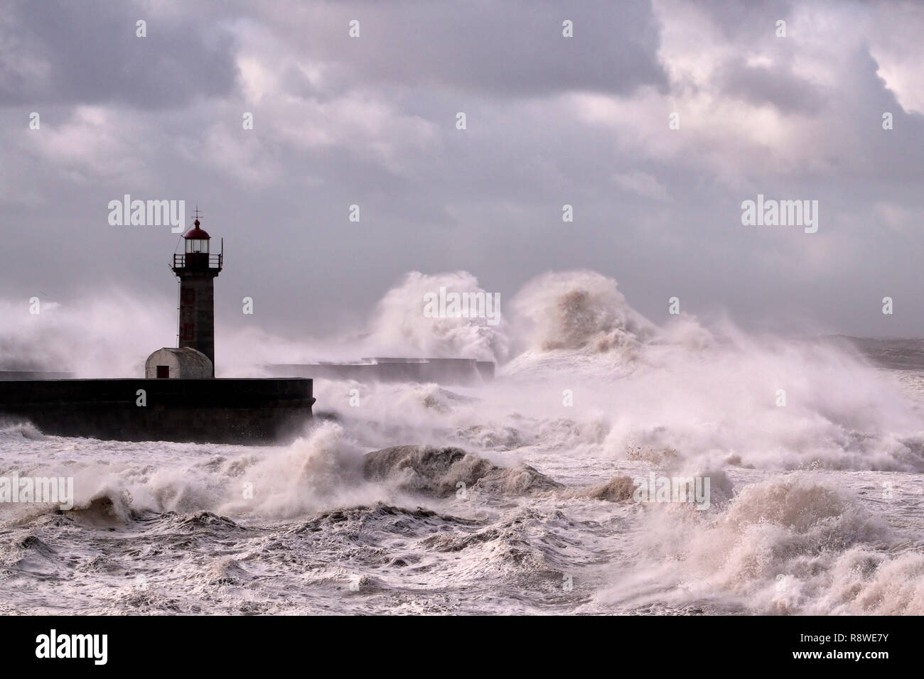 Vieux phare de Porto sous un orage sur la mer Banque D'Images