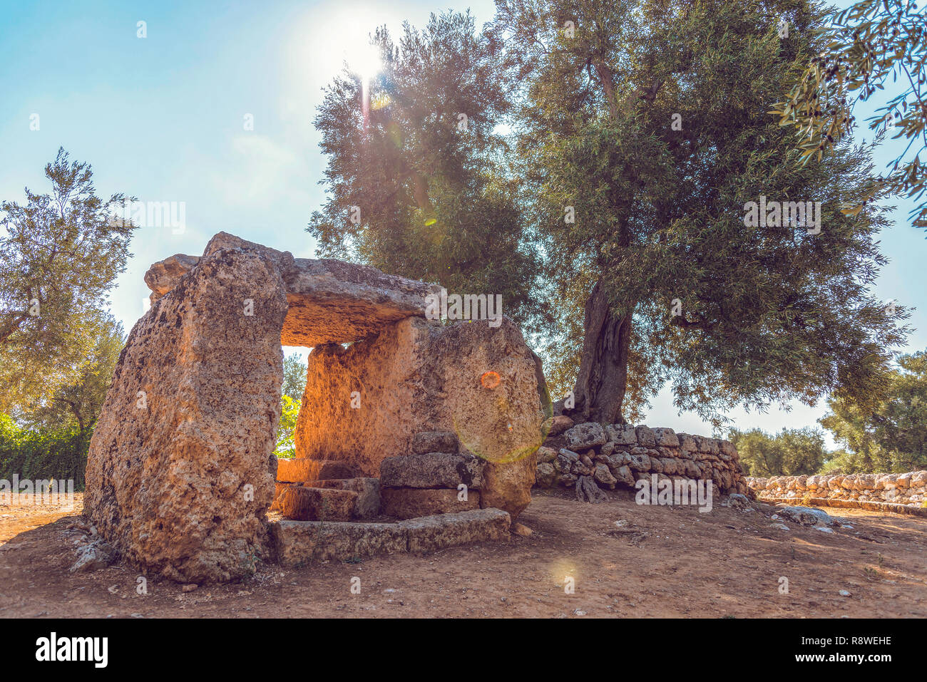 Dolmen de campagne méditerranéenne en été Banque D'Images