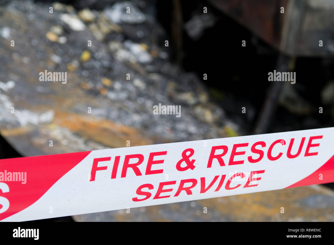 Services d'incendie et de secours ne traversent pas les lieux de l'incendie a brûlé autour de bandes. Banque D'Images