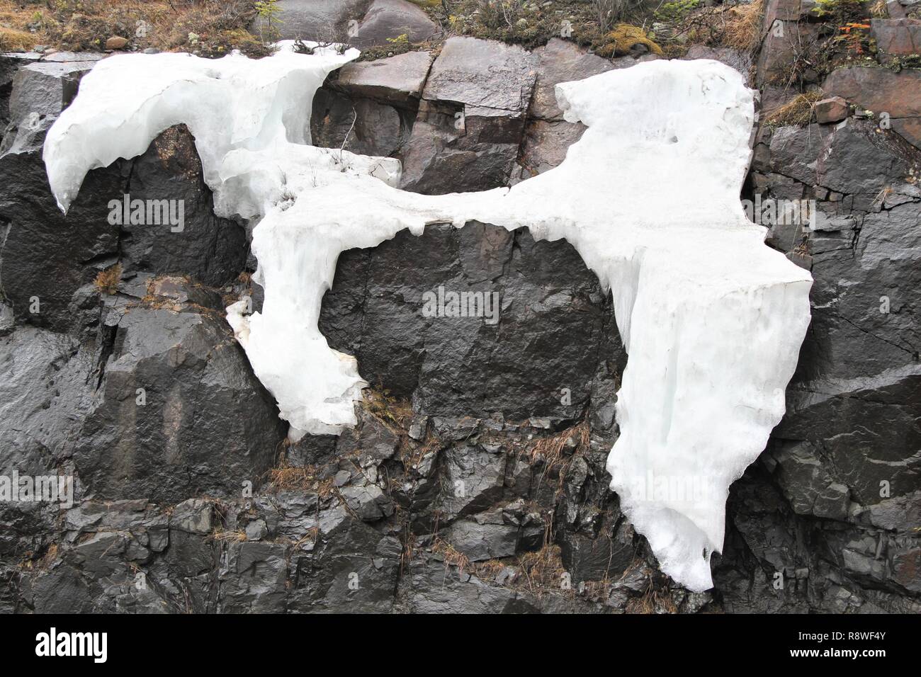 Plaques de neige au dégel sur les roches Banque D'Images