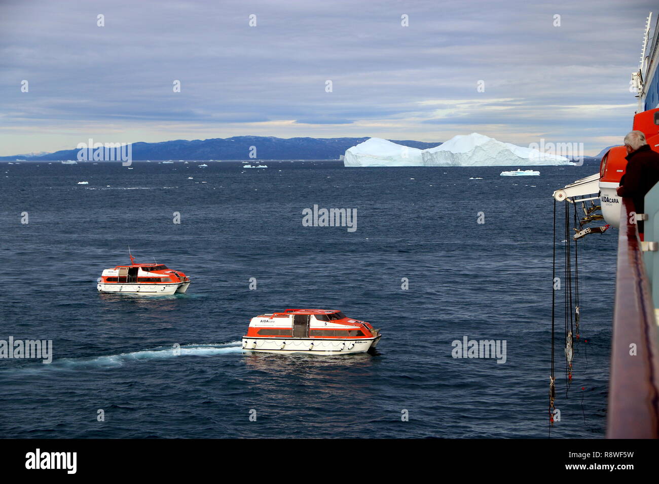Tenderboote : Ilulissat der AIDAcara schwärmen zu den Ausflügen aus. Banque D'Images