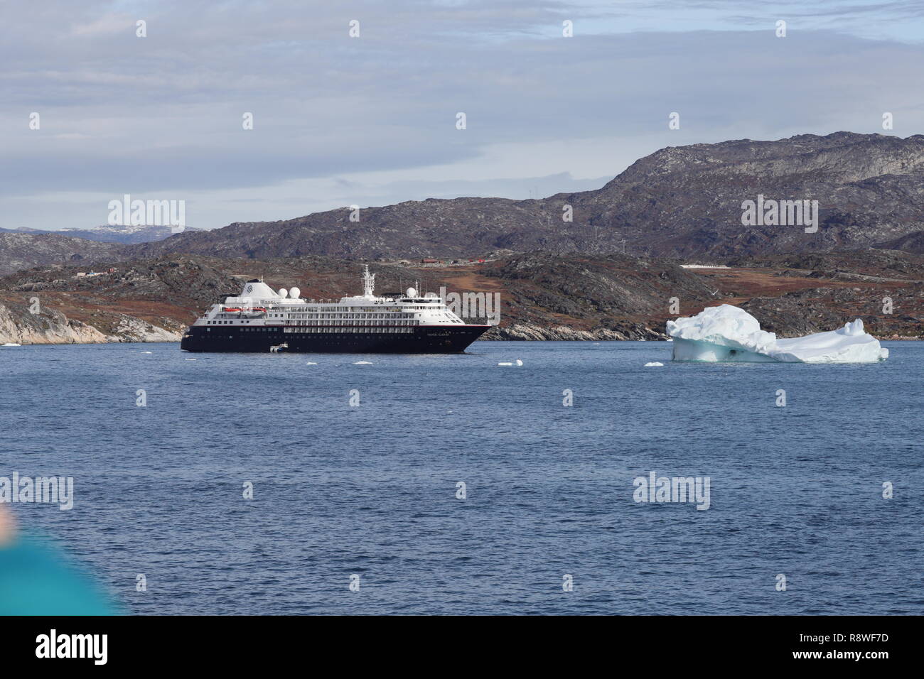 Grönland Ilulissat Kreuzfahrtschiff MS Silver Cloud mit Eisberg vor Ilulissat Banque D'Images