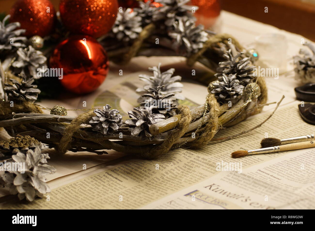 Le processus de création d'une couronne de Noël avec ses propres mains. La guirlande, ou couronne, l'Avent est une tradition chrétienne. Moscou, Russie. 05 déc 2018 Banque D'Images