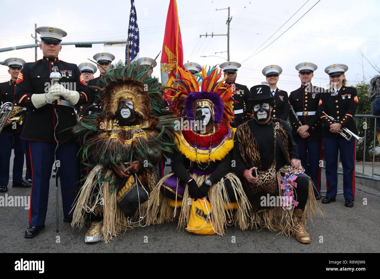 Les membres de la Zulu Social Aid and Pleasure Club prendre une photo avec la 2e bande Marine Aircraft Wing pendant les festivités du Mardi Gras à La Nouvelle Orléans, le 28 février 2017. La 2ème bande MAW fournis et la musique était un visage de la Marine Corps pendant le défilé. La Zulu Social Aid and Pleasure Club contribue à la communauté locale dans de nombreuses façons différentes, y compris fournir des paniers de Noël aux familles nécessiteuses et donnant des fonds et du temps à d'autres organismes communautaires. Banque D'Images