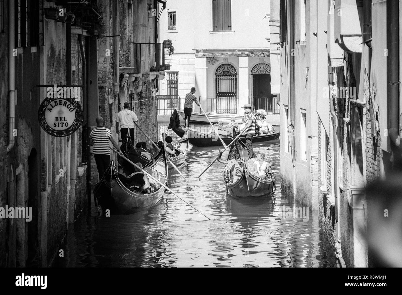 Les gondoles de Venise noir et blanc Banque D'Images